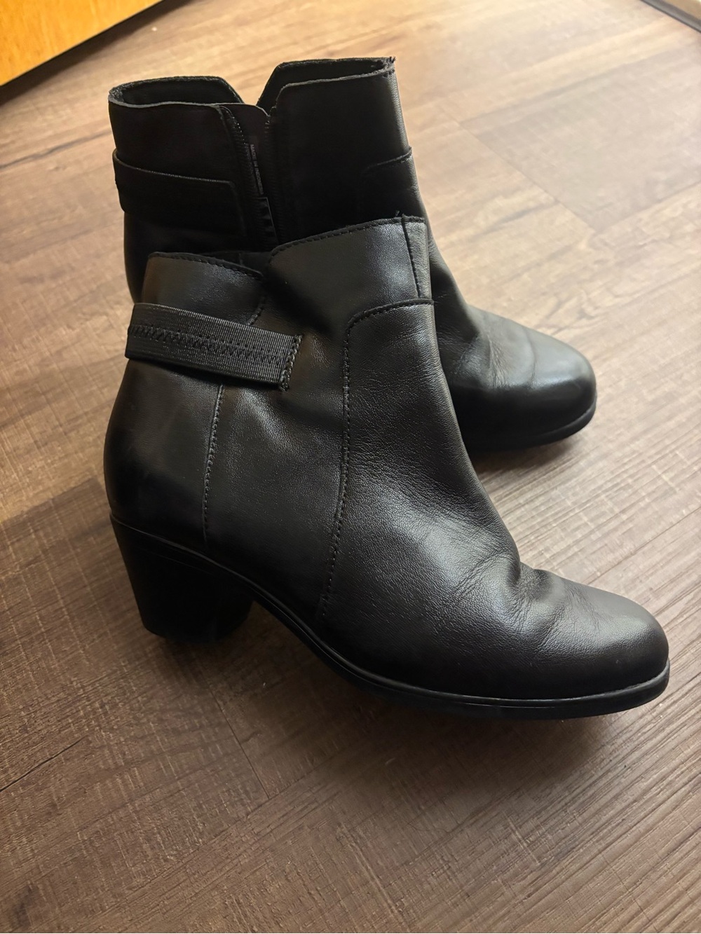 Clarks Women's Black Leather Ankle Boots - Classic Block Heel size 6